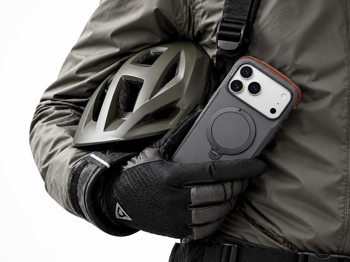 Läufer mit iPhone in einer Brusthalterung auf der Jacke während des Trainings