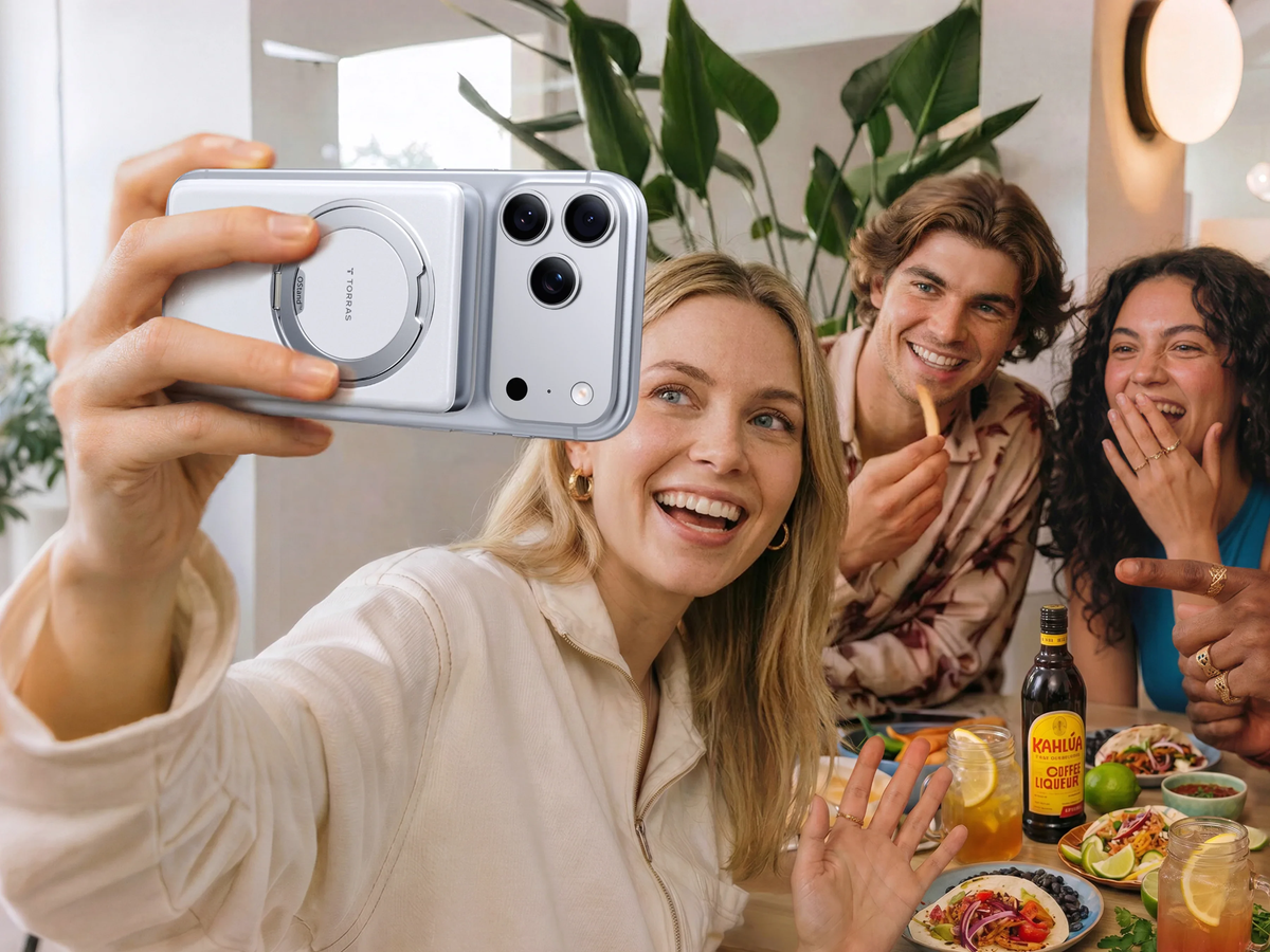 Gruppe junger Leute macht mit dem iPhone in silberner Hülle ein Selfie