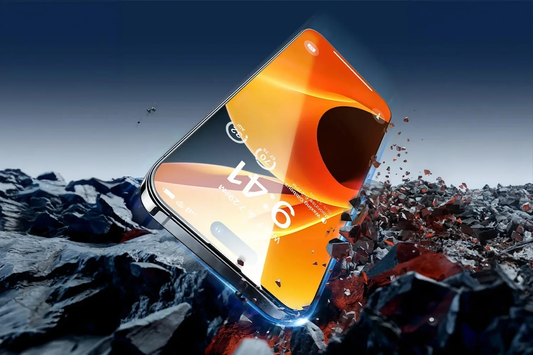 Smartphone mit orangefarbenem Display trifft auf Gesteinsbrocken und bleibt unbeschädigt