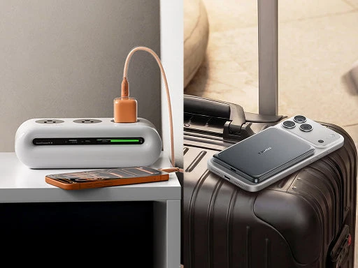 Smartphone lädt kabellos auf einem Tisch, rechts hängt eine magnetische Powerbank an einem Koffer