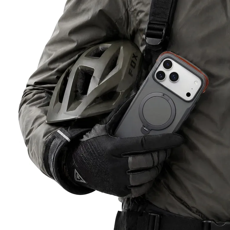 Radfahrer hält einen Helm, das iPhone steckt in einer dunklen Hülle mit Ringständer
