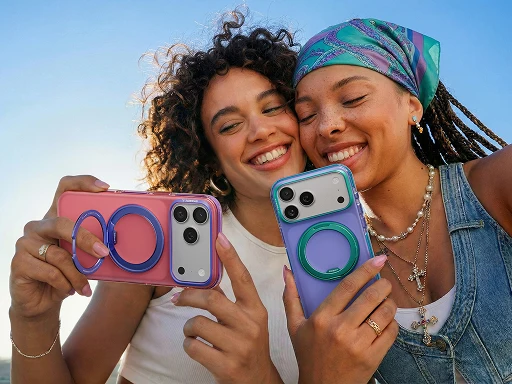 Zwei Frauen machen ein Selfie mit iPhone-Hüllen in Pink und Violett mit Ringständer