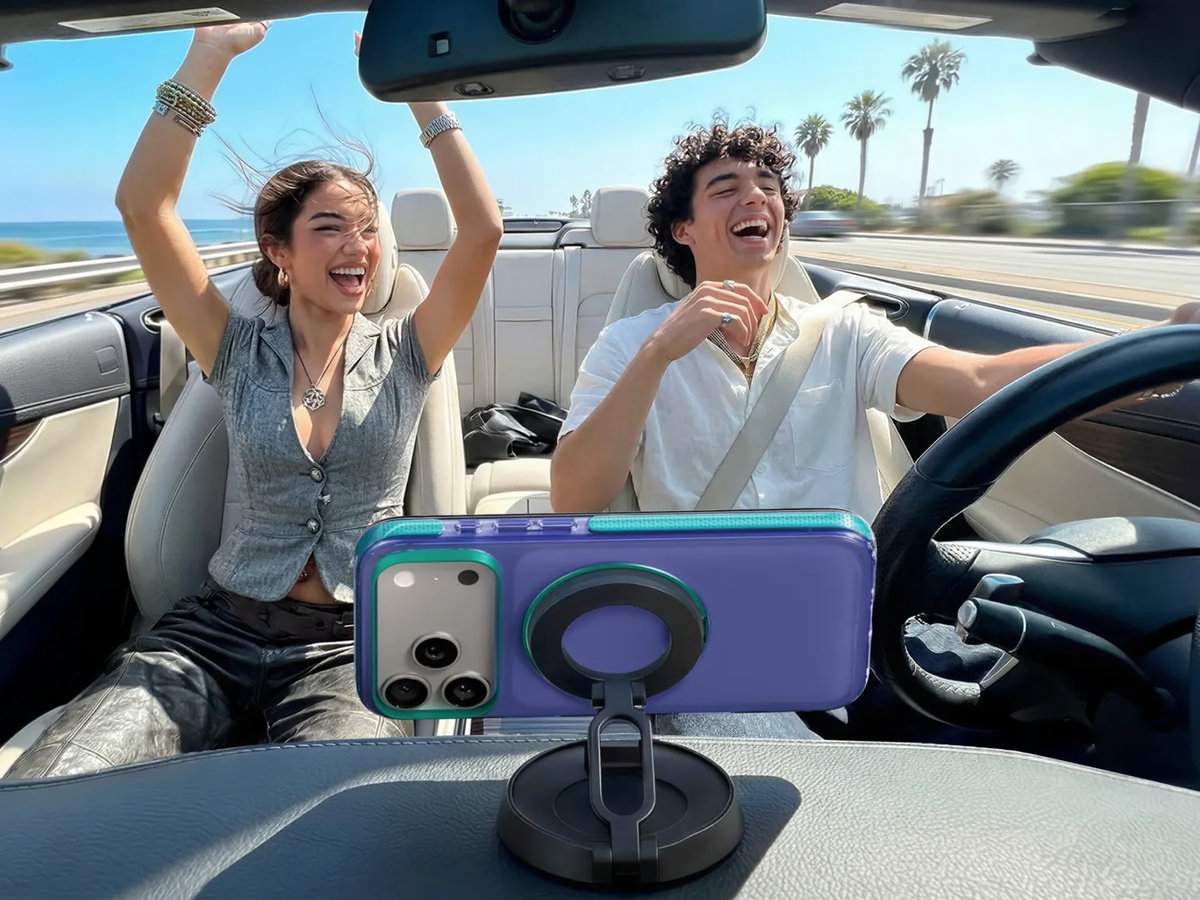 iPhone 18 Pro Max in MagSafe-Hülle am magnetischen Halter im Auto während der Fahrt