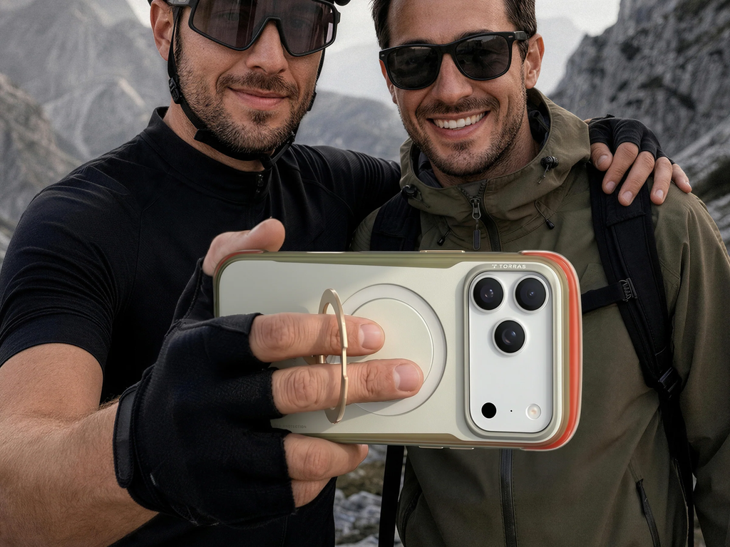 Zwei Männer fotografieren sich mit dem iPhone in einer Hülle mit drehbarem Ostand-Ring vor Bergkulisse