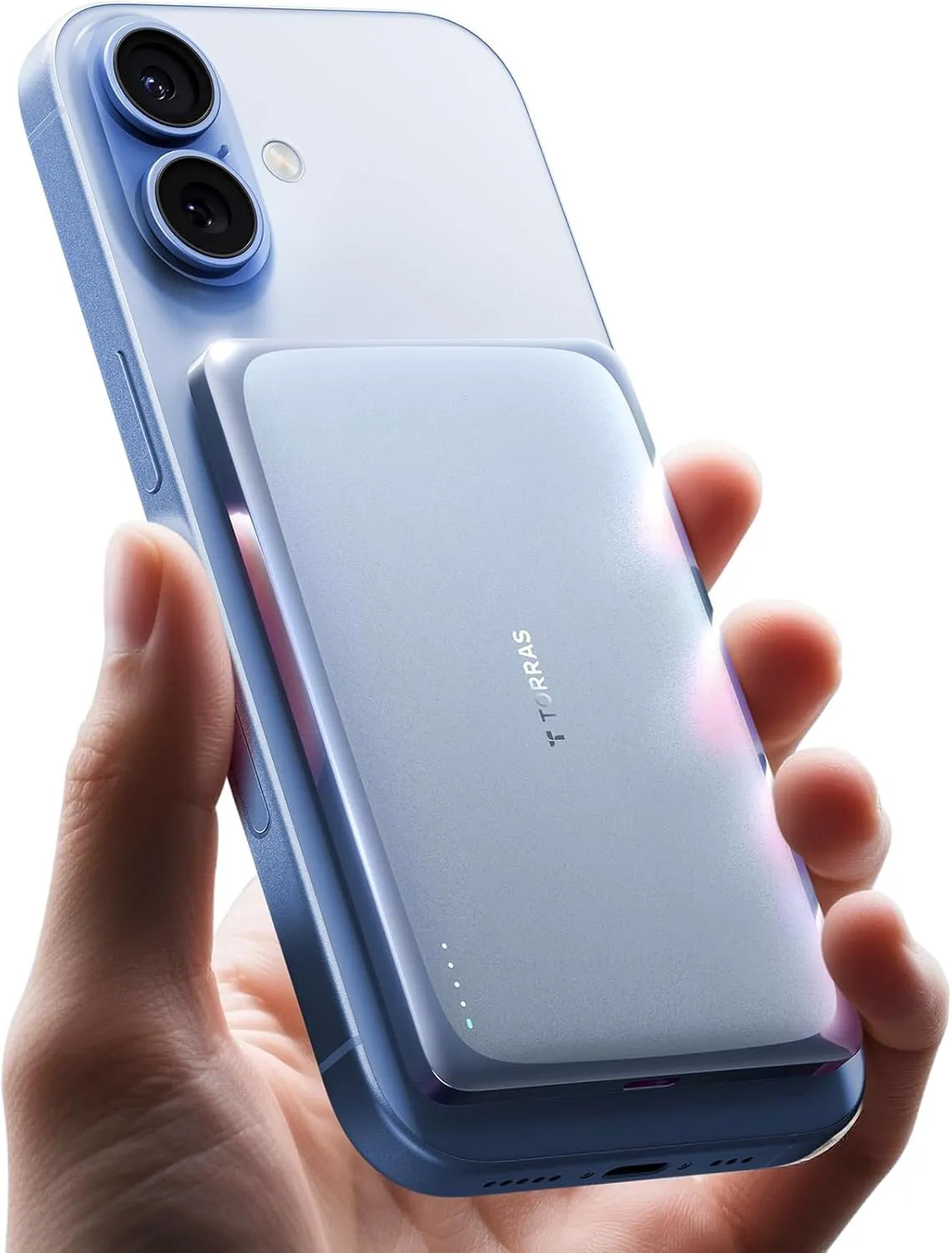 Hand hält blaues iPhone mit magnetisch befestigter Torras Powerbank
